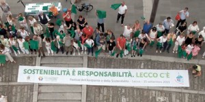 In migliaia al grande Abbraccio del Lago, in acqua e a terra