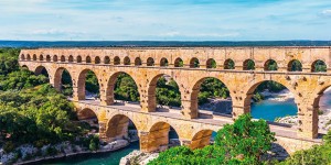 Il Pont du Gard in Francia, parte di un acquedotto romano costruito verso il 17 a.C.Il Pont du Gard in Francia, parte di un acquedotto romano costruito verso il 17 a.C.Il Pont du Gard in Francia, parte di un acquedotto romano costruito verso il 17 a.C.
