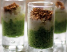 Bicchierini mousse di broccolo,straccetti di mozzarella e briciole alle mandorle