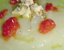 zuppa di cipolle con crostini e avocado