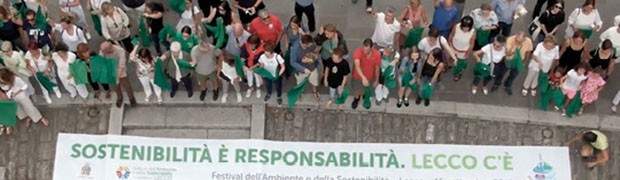 In migliaia al grande Abbraccio del Lago, in acqua e a terra