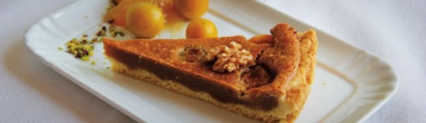 Crostata di farro con susine e noci