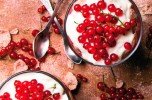 Mousse di ricotta con biscotti e confettura di ribes