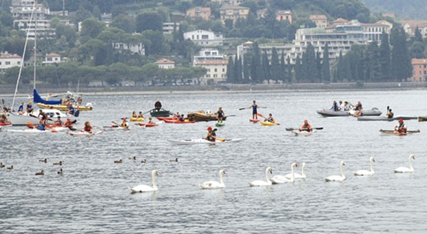 In migliaia al grande Abbraccio del Lago, in acqua e a terra