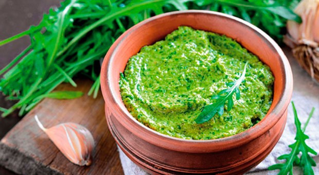 Pesto di rucola con pecorino e aglio