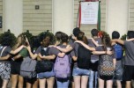 Ragazzi durante la commemorazione della strage di via Palestro a Milano